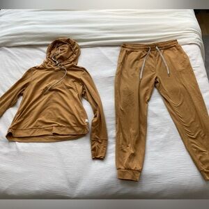 Vuori Mustard Performance Jogger Set